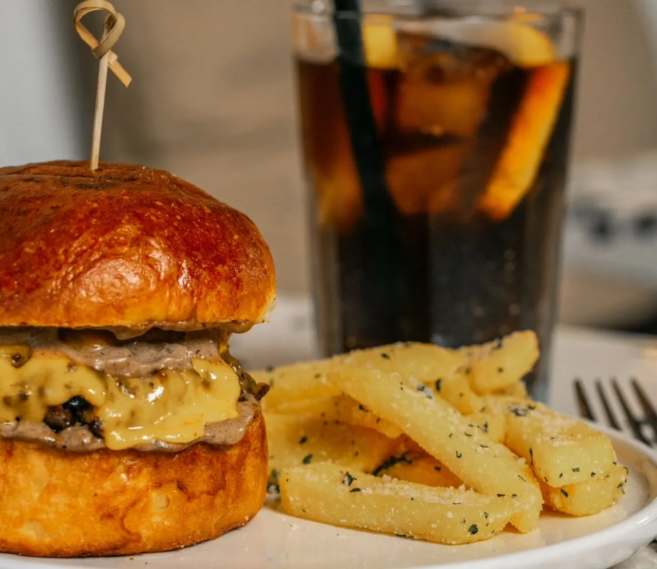 Siyah Sarımsaklı Burger 180 Gr.